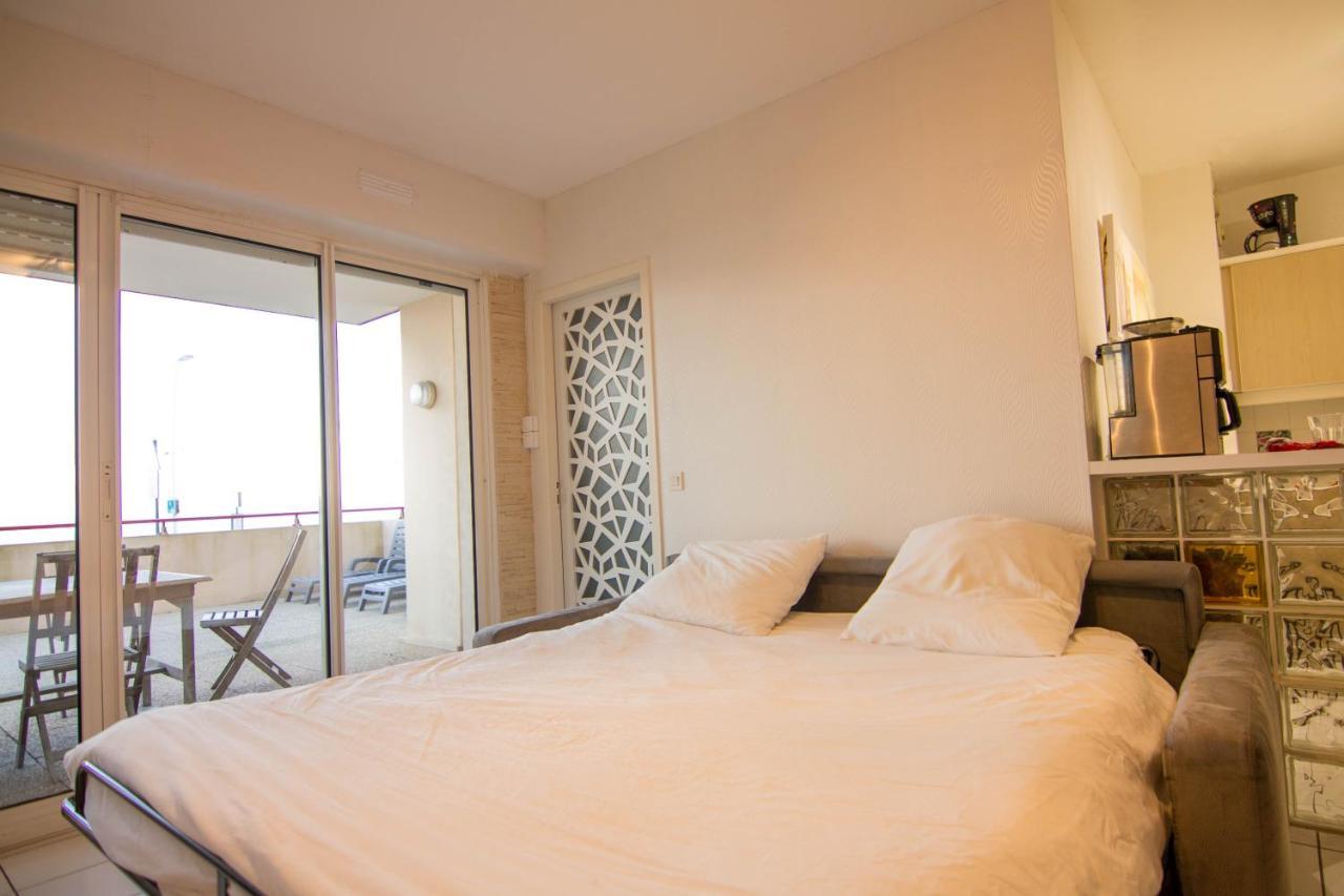 Front De Apartment *