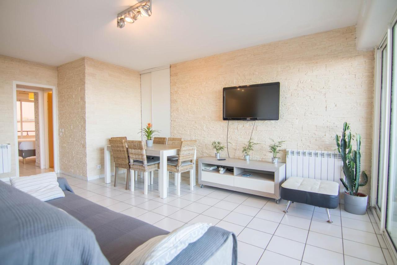 Apartment Front De *