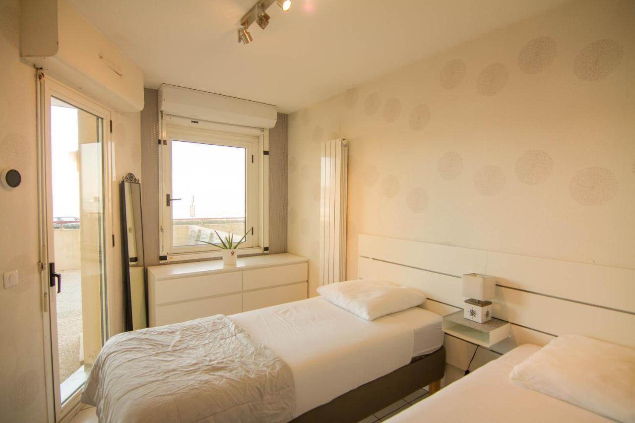 Front De Apartment