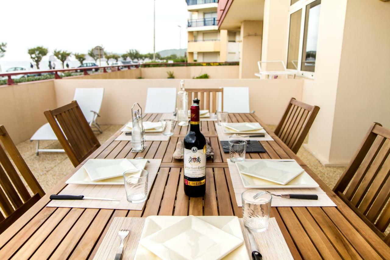 Apartment Front De