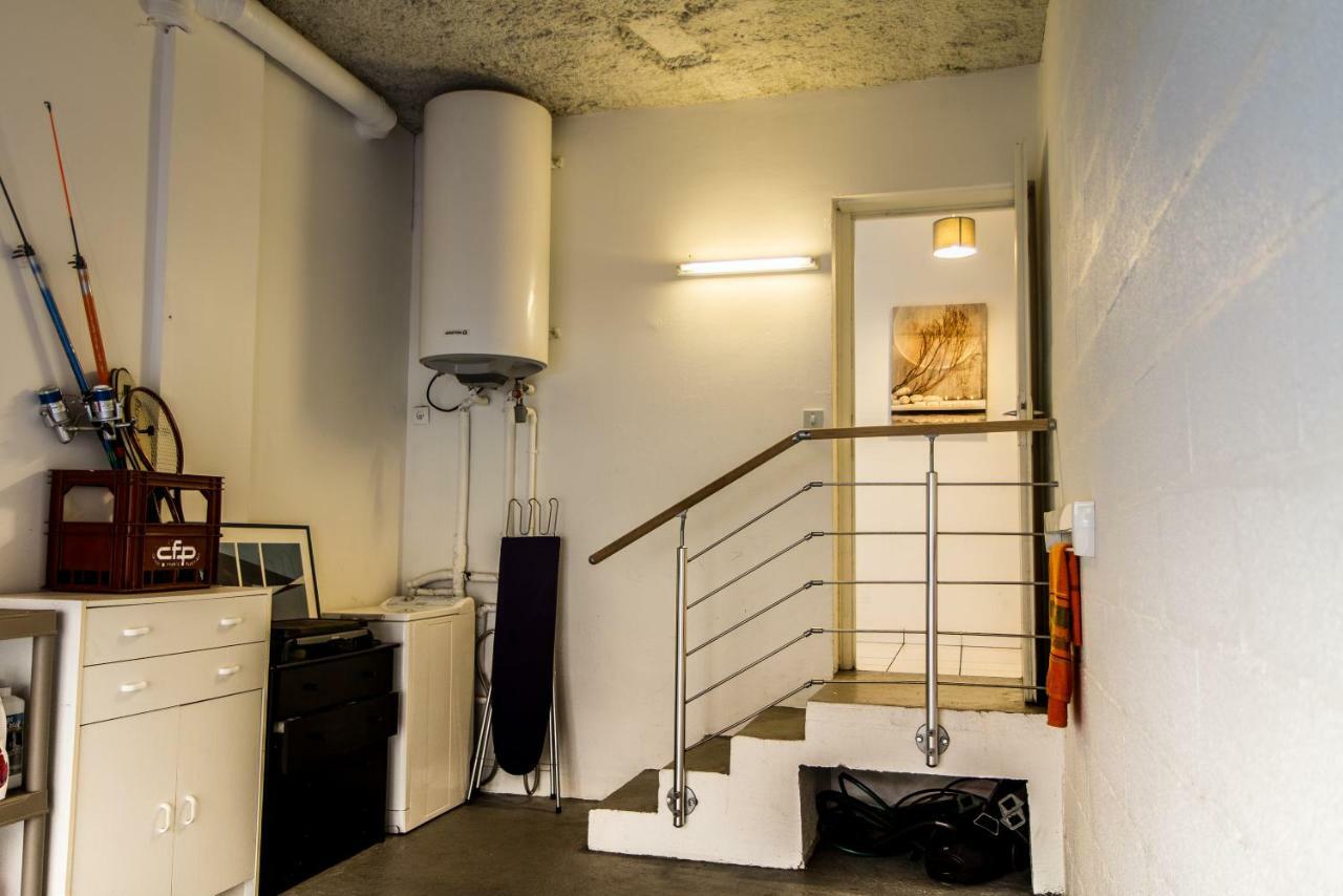 Front De Apartment