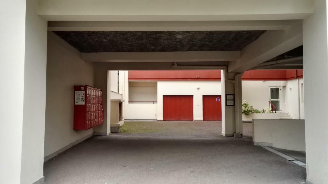 Apartment Front De *
